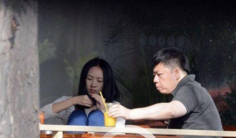 “资本大鳄”王冉：51岁娶小17岁童瑶，凭一己之力“捧红”娇妻