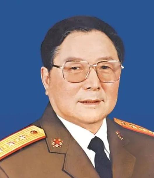 85年*世友许**逝世后，留下罕见照片，将军遗体旁的三个人分别是谁？