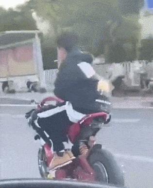 “姑娘你不能挡一下那里么？那东西让人看了很难为情”哈哈哈