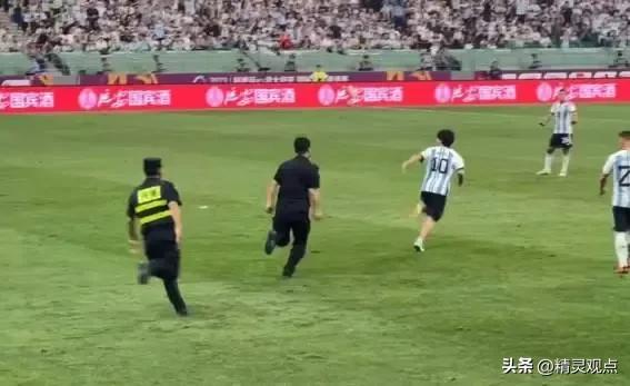 球迷冲入球场拥抱梅西被行拘点评,冲进球场拥抱梅西的道歉视频