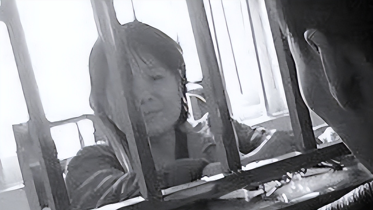 东北“五毒教母”的荒唐人生：年过5旬*养包**23岁小伙，拉女儿贩毒