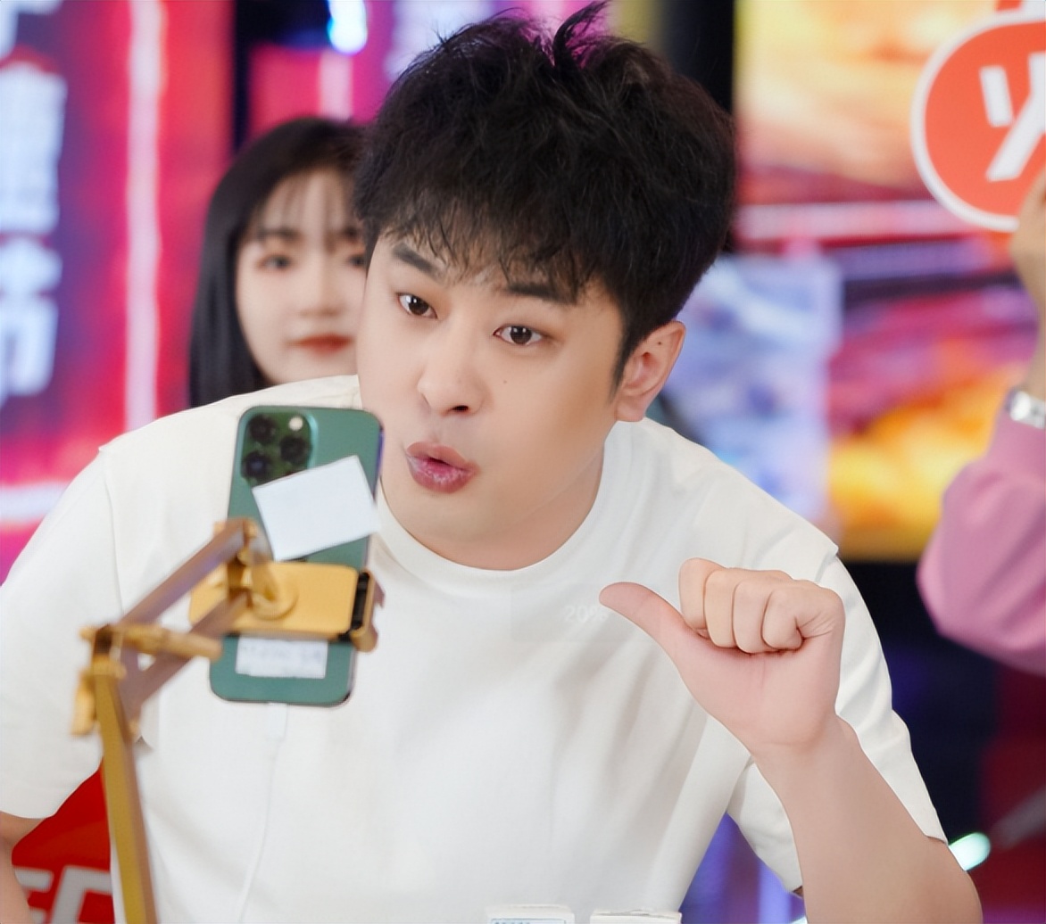 二驴借“榴莲事件”嘲讽辛巴：200万包飞机去泰国，豪赚3000多万