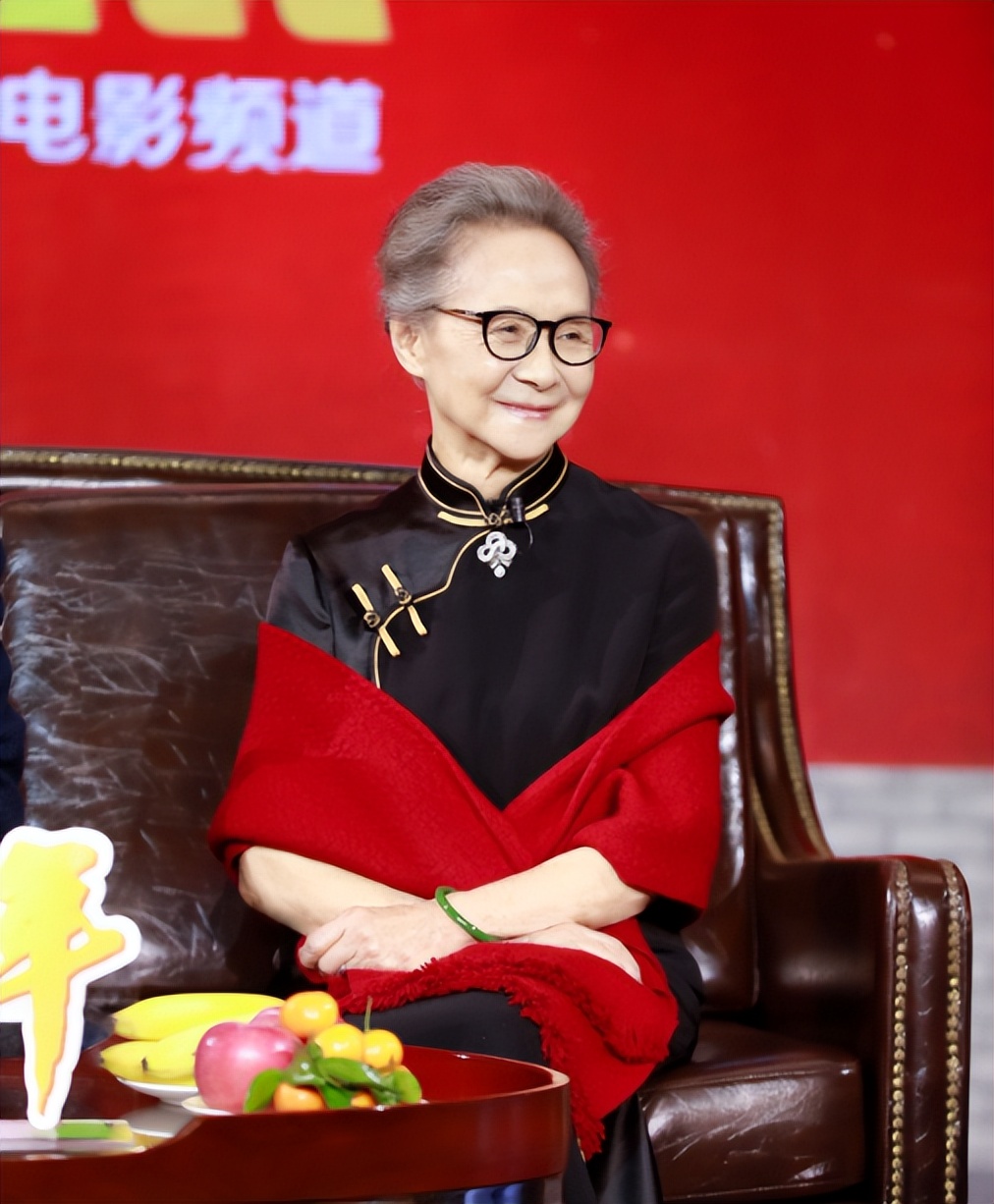 白发老人如何穿搭好看女,最新老年人穿衣风格女