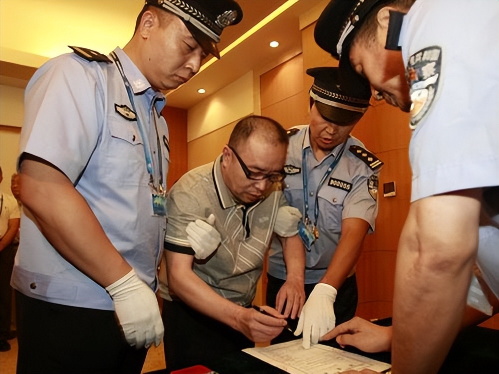 *昌星赖**案发，第一时间逃往加拿大，帮他外逃的*官高**后来怎么样了？