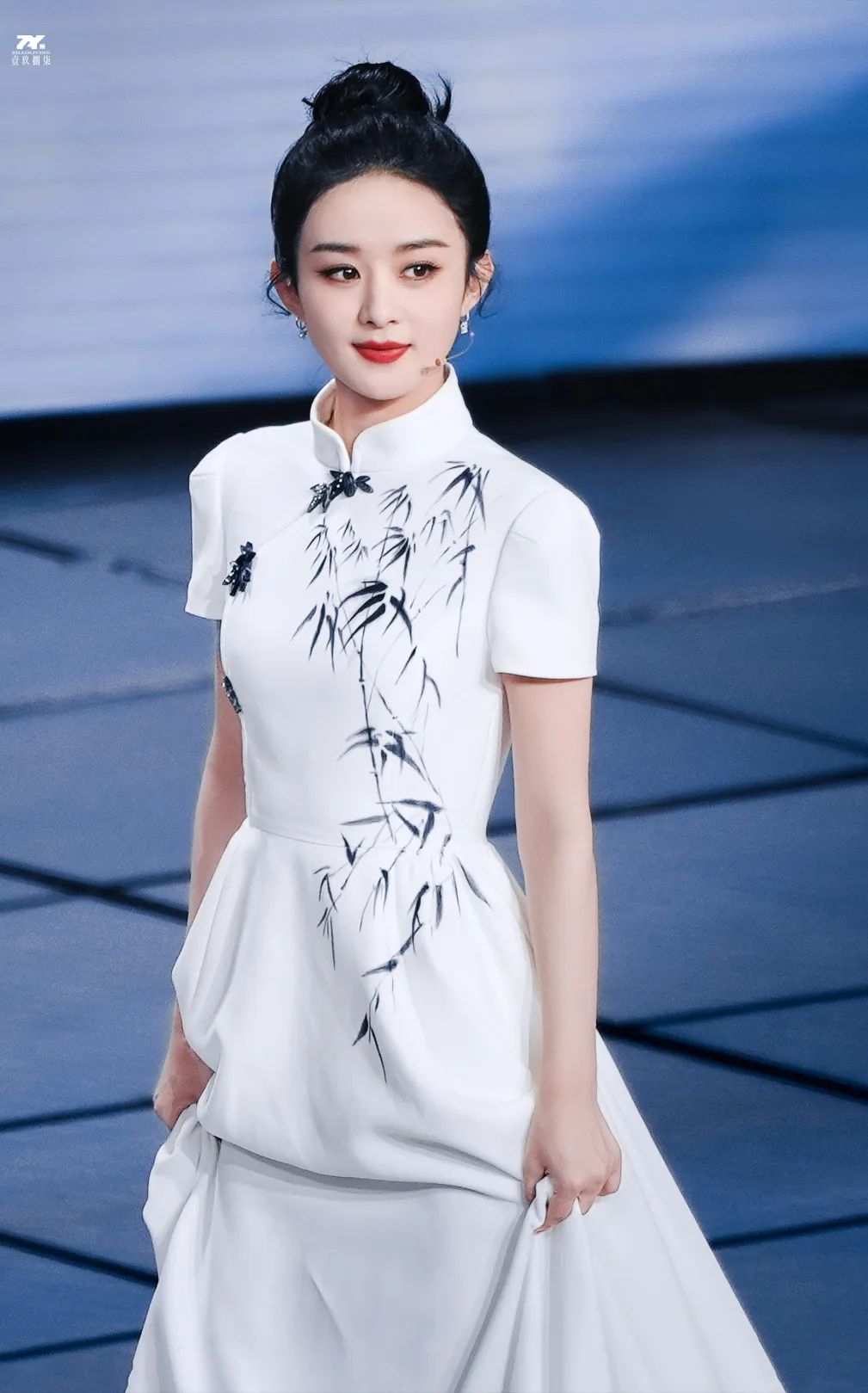 赵露思穿上廉价中国风礼服，俗成了18线网红