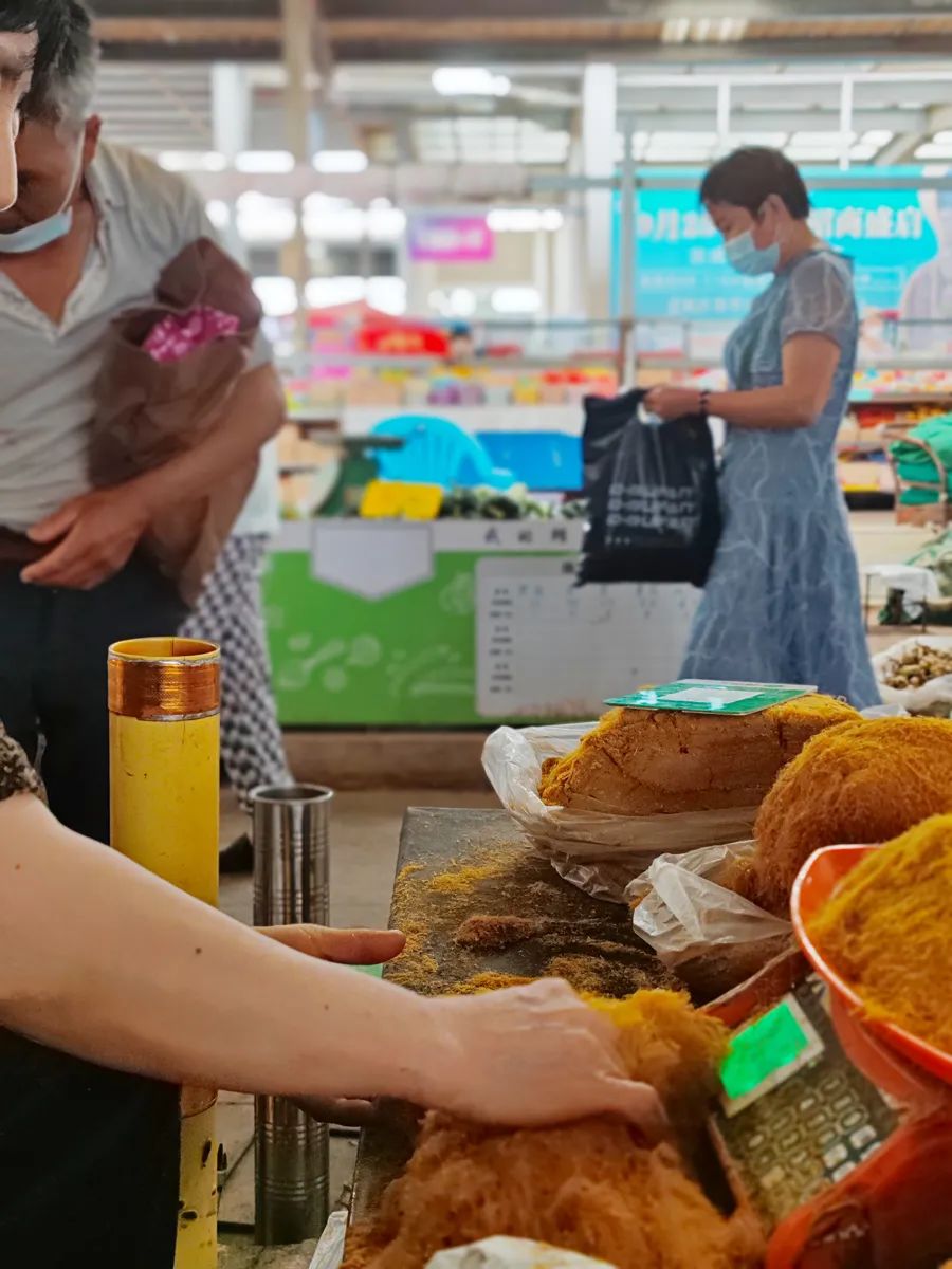 云南弥勒菜市场趣事：烟丝烟筒女人卖，妇女抱着烟筒抽