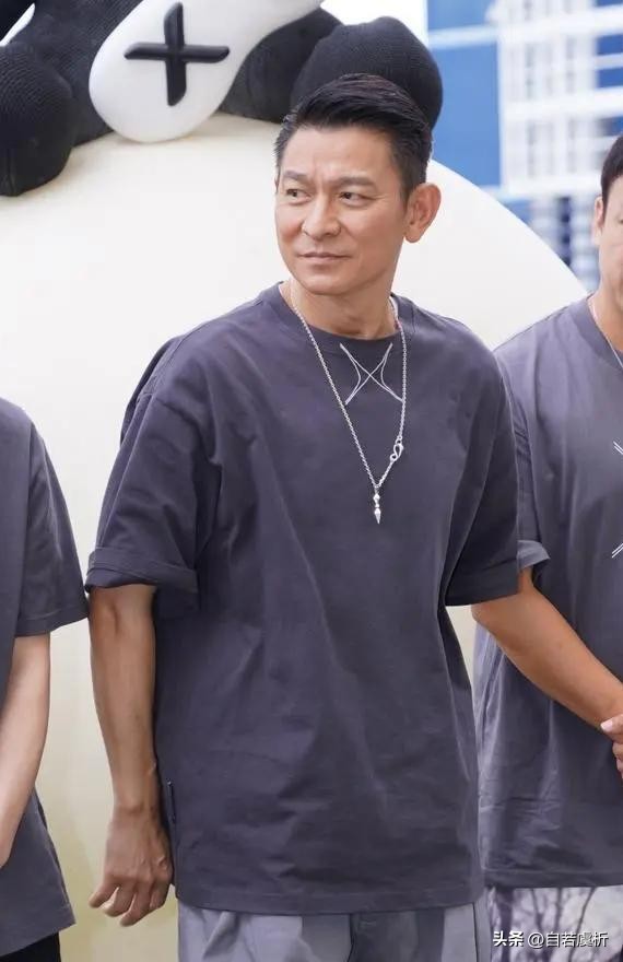 刘德华长盛不衰四十年的真相,刘德华为何年纪大了还拼命赚钱