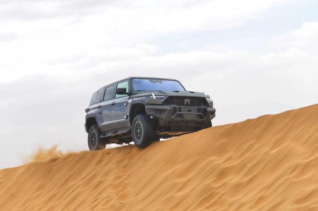 猛士917直拨天坑,东风猛士爬天坑