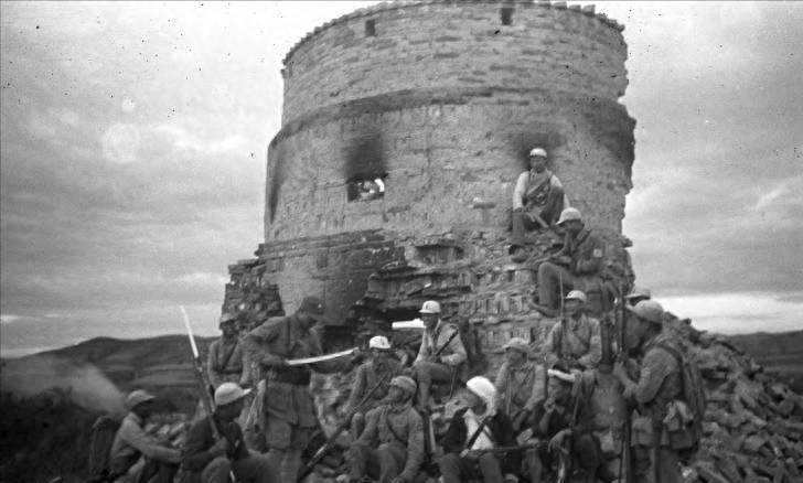 老照片里的汉奸,两个女汉奸与日寇合影