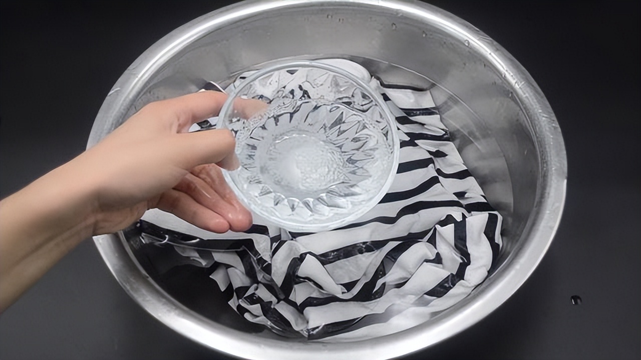 快速洗衣服干净的小妙招,洗衣服应该怎么倒洗衣液