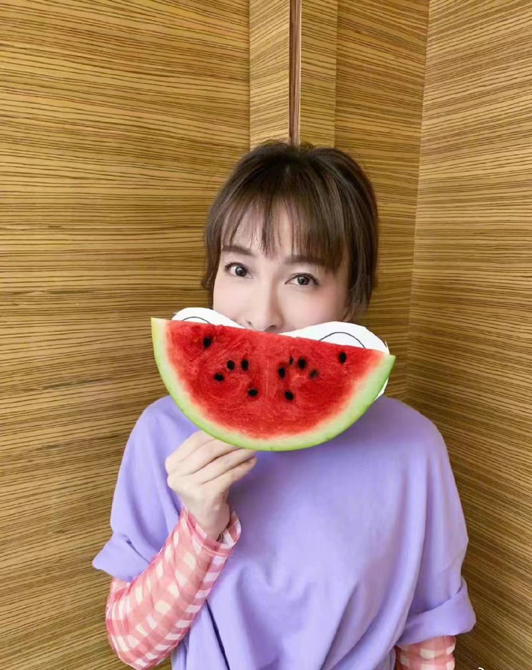 吴昕直播卖货，大秀法语，网友很不礼貌说她像刘晓庆