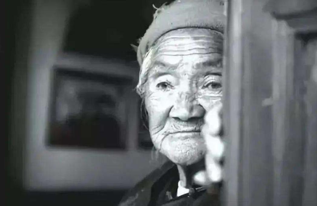 爷爷奶奶亲还是兄弟姐妹亲,姥姥姥爷亲还是外公外婆亲