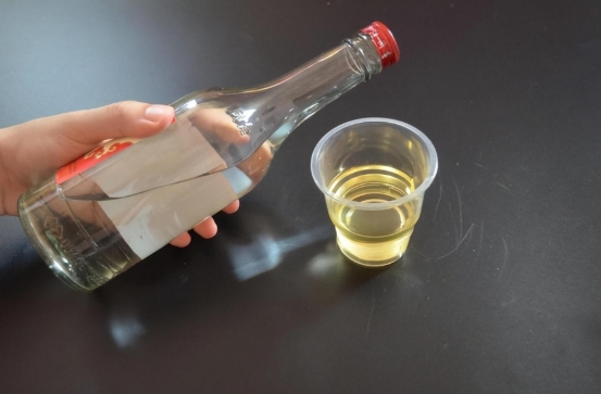白酒里滴食用油怎么办,白酒中滴一点油