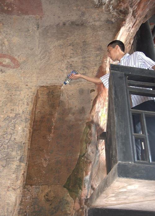 大爷挖出一个石头,老百姓挖到一块自然奇石有啥说法