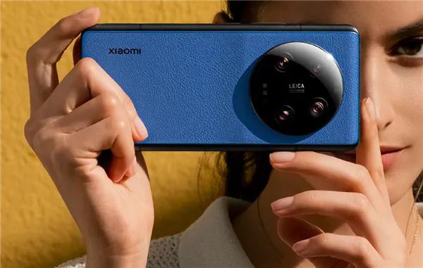 6499元买吗？雷军晒小米13Ultra限量定制真机上手：网友大呼背刺