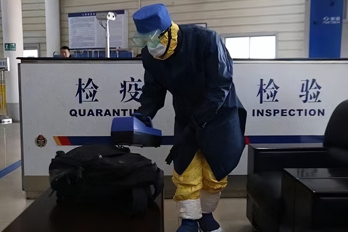 海归女学生脸色苍白，被海关拦下：你做了什么？辐射超标上万倍