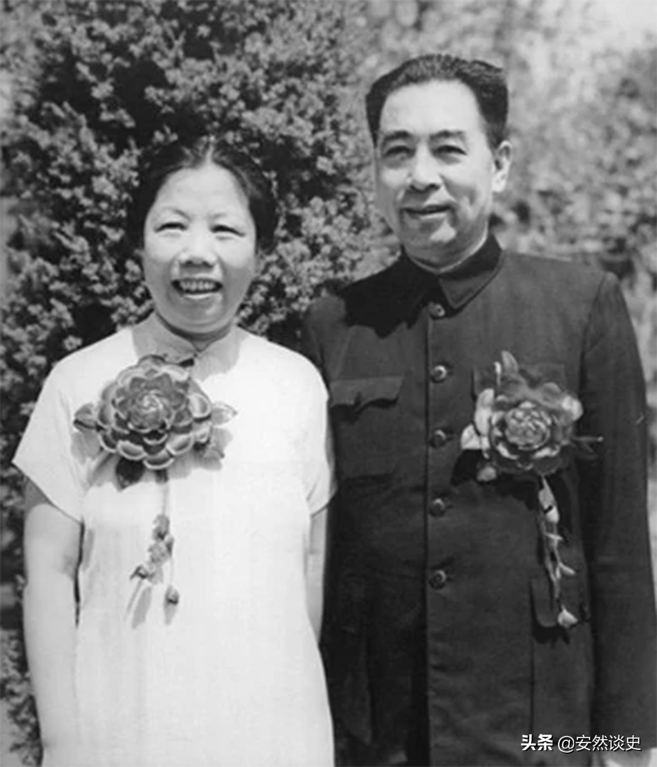 76年毛主席没参加周总理追悼会，*国锋华**含泪解释：老人家身不由己