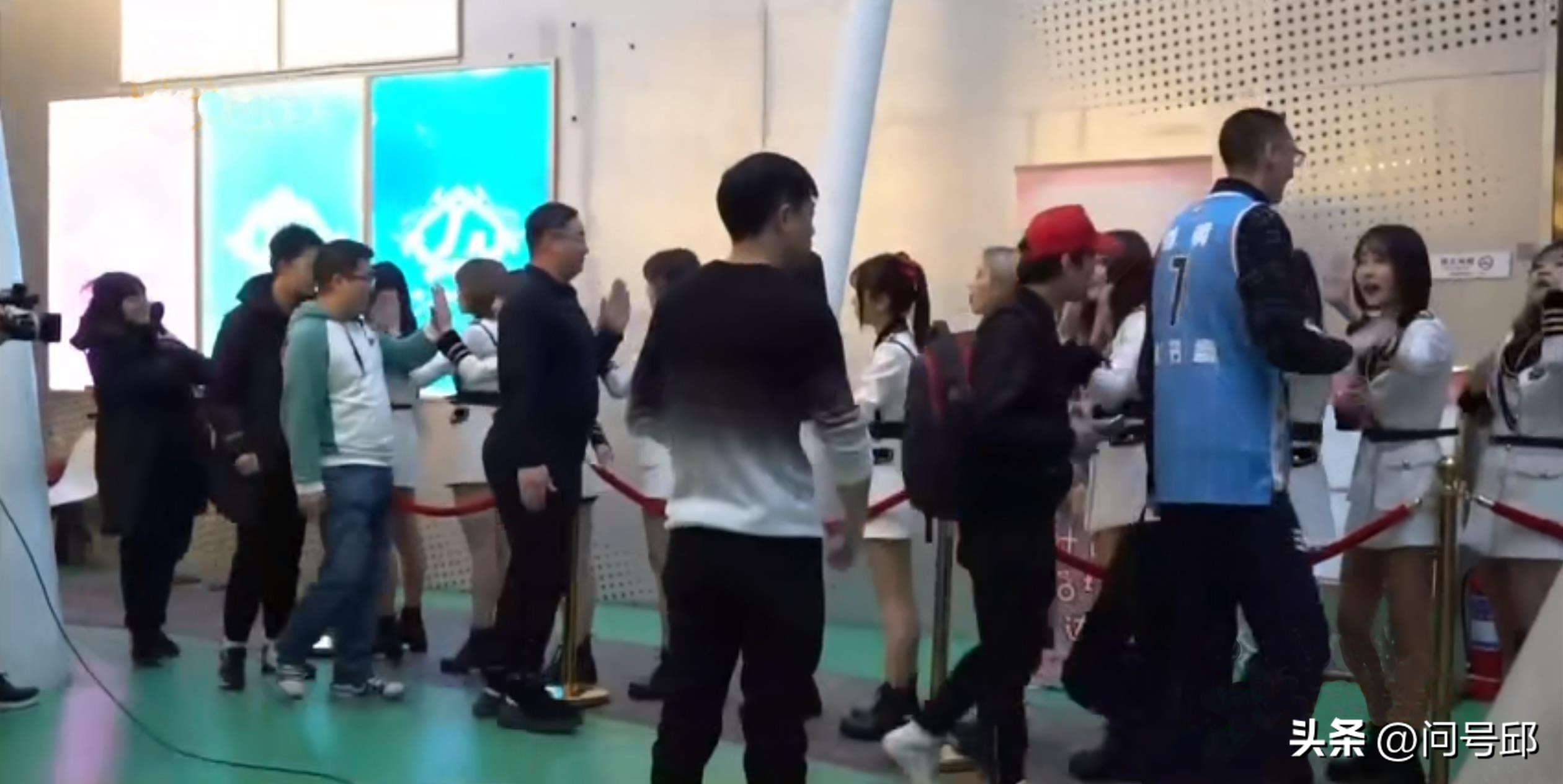 走进饭圈文化:粉丝花40元买“握手券”,换取与偶像10秒互动机会