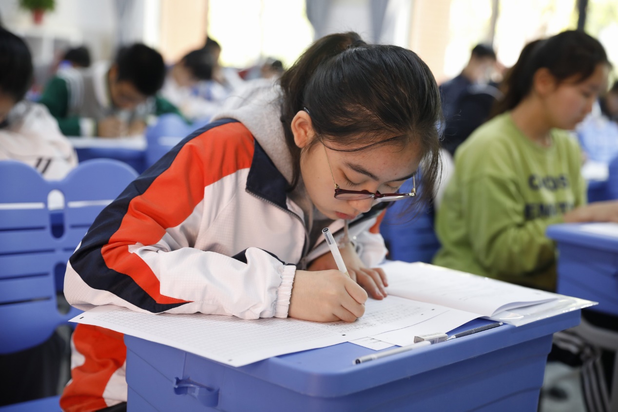 初一男同学把女老师写进“黄*小说色**”，老师被气哭，网友直呼可怕