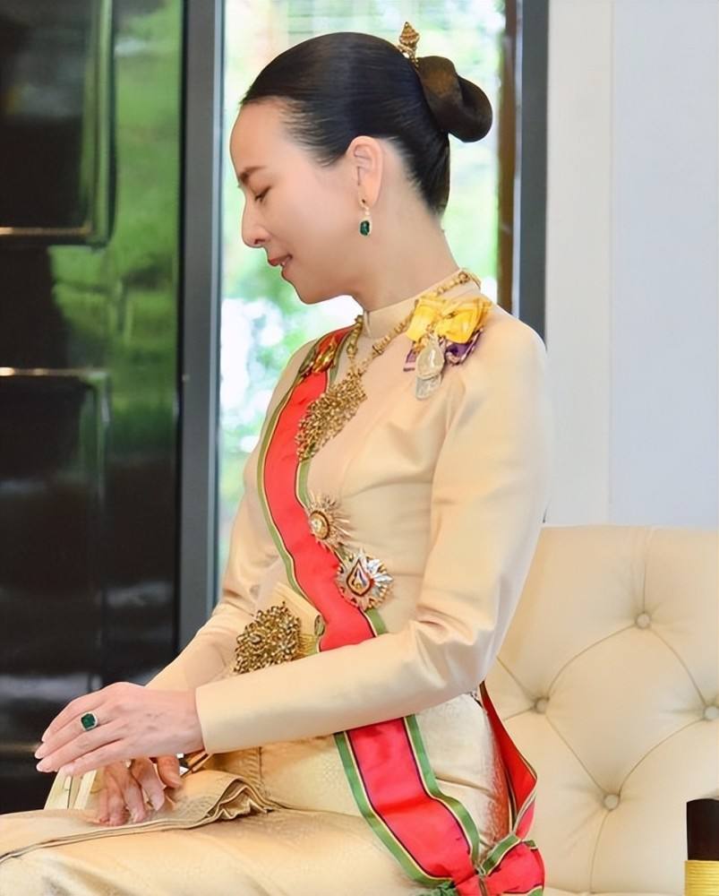 泰国华裔伍伦盼发带照,泰国华裔伍伦盼美照