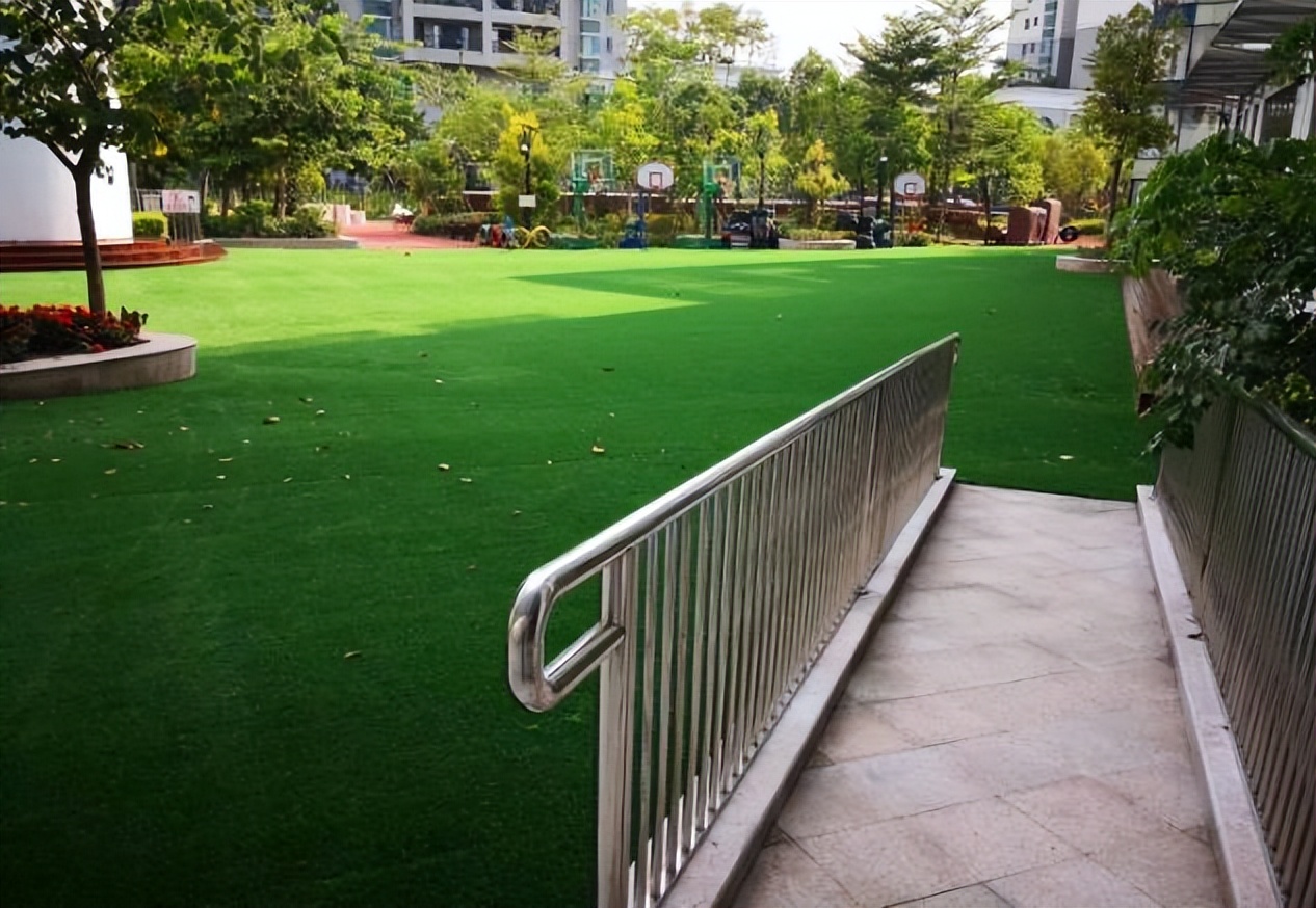 一看二闻三摸四检查,什么样的人造草算优质