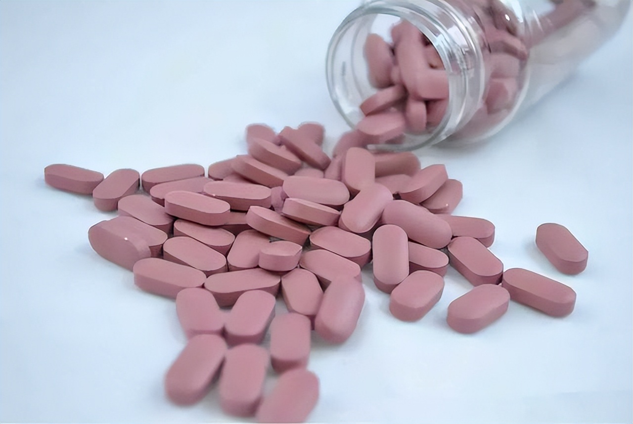 成人每天吃一粒叶酸有没有害处,女性45岁以后每天服用叶酸会怎样