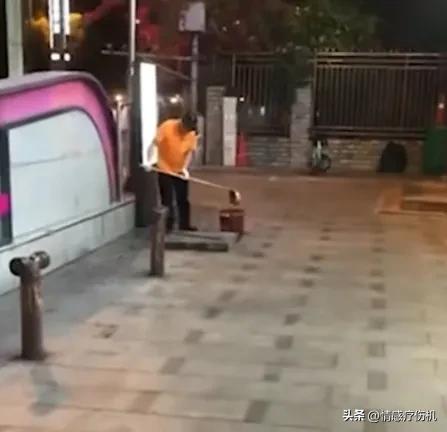 男子打捞地沟,杭州街边男子疑打捞地沟油