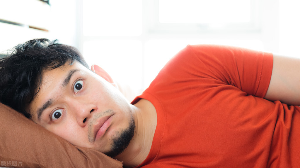 睡觉时身体频繁抖吃什么钙片,睡觉时身体频繁猛抖一下怎么回事