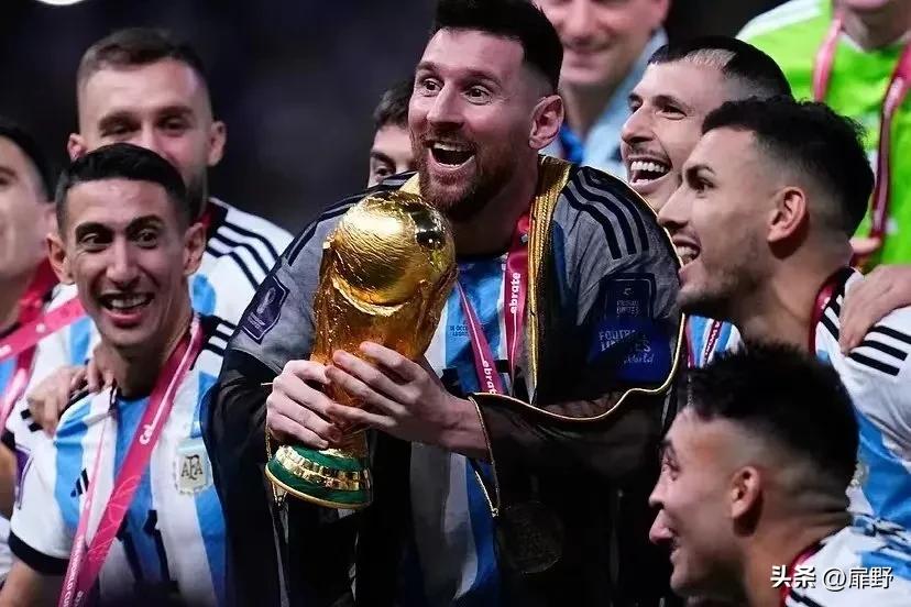 梅西昨晚球王登基，黑袍抢戏！网友：颜色不好看，不喜庆？