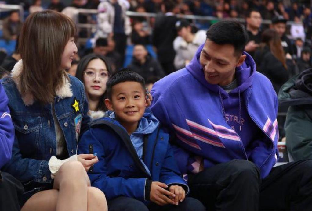 易建联娶巴西足球宝贝,易建联和荆灵爱情故事