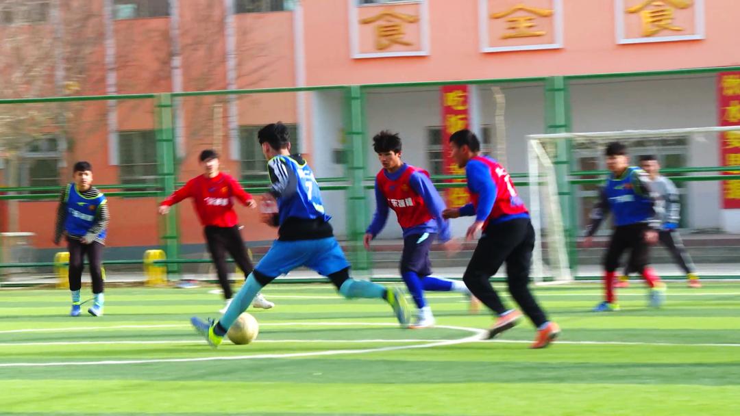 乒乓球运动员为国足加油,伽师加油