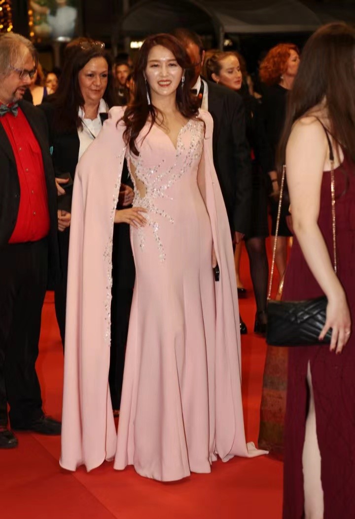 韩国实力艺人李艺英闪耀戛纳电影节，公开演出获好评不断