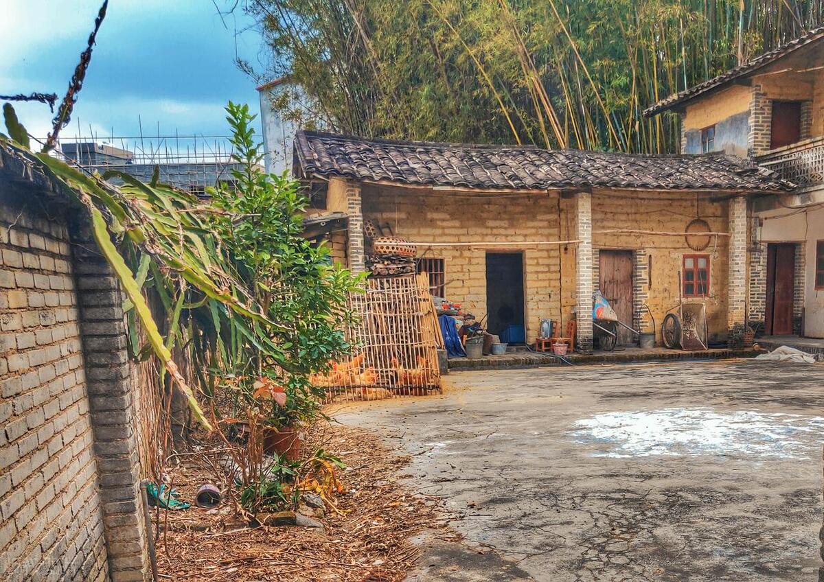 老话说有钱不求两地没钱不求两人,俗语有钱不去两地没钱不求三人