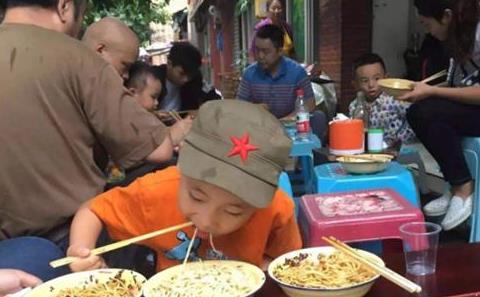 板凳面成都爆辣,火爆成都23年的板凳面