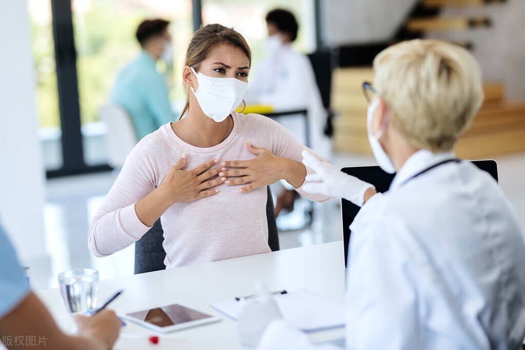 女性右侧胸部侧面疼痛是什么原因,50岁女性胸部疼痛是怎么回事