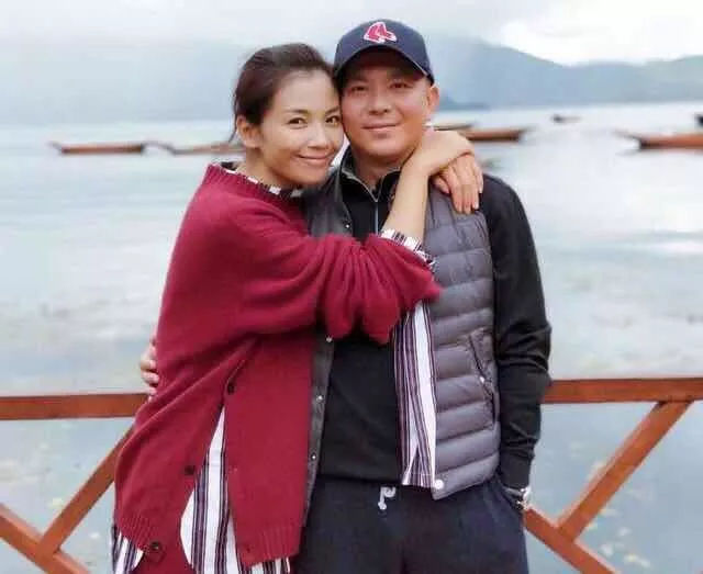 助理伺候明星捏脚,助理伺候明星跪下打伞