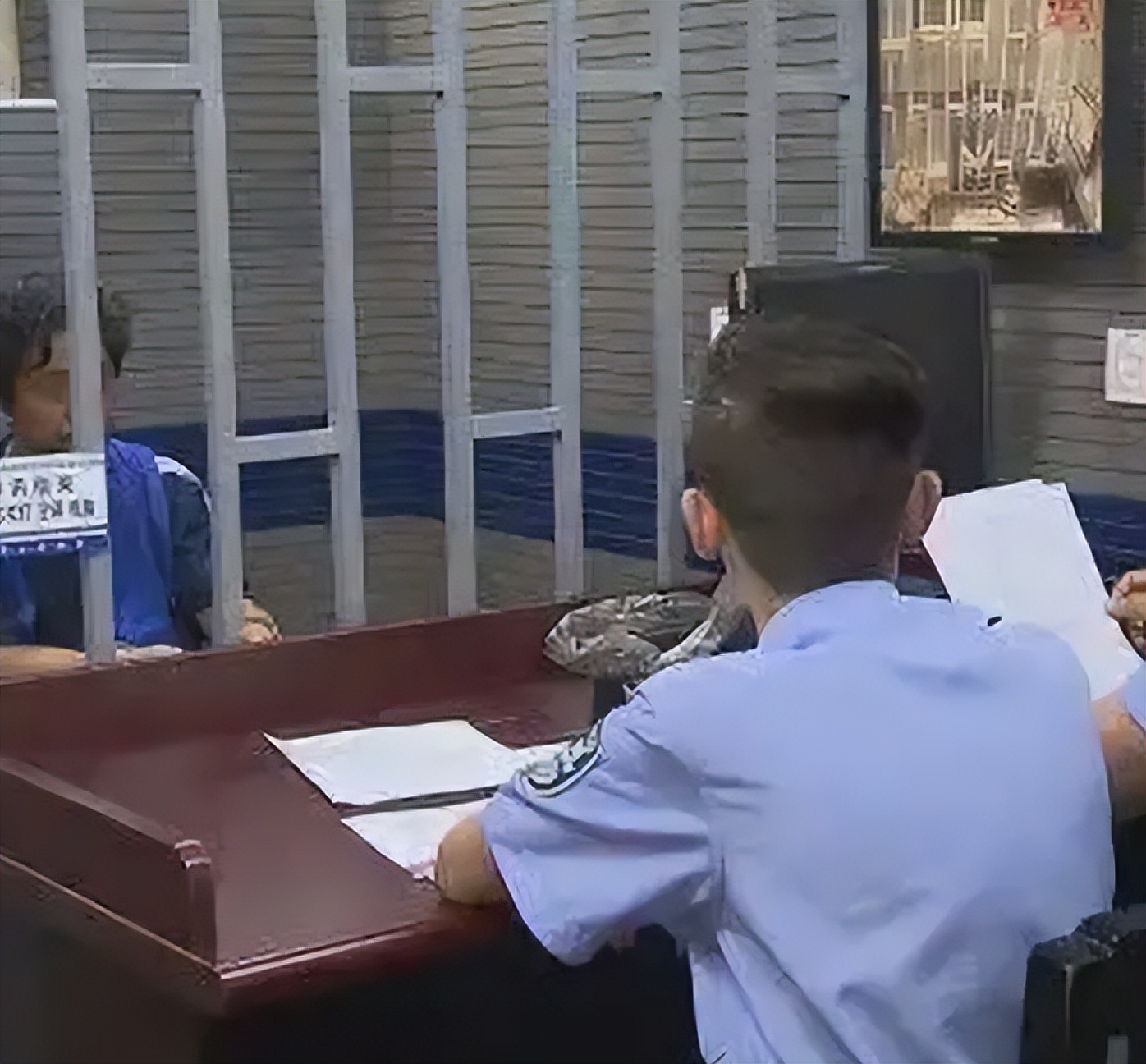 烈性犬不牵绳,未牵绳犬撕咬受伤狗主人