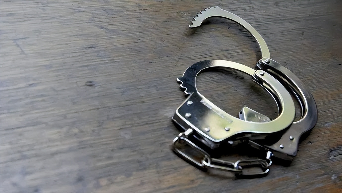 美女贪官金英丽：被三名富商*养包**，竟随身携带8只套方便开房受贿