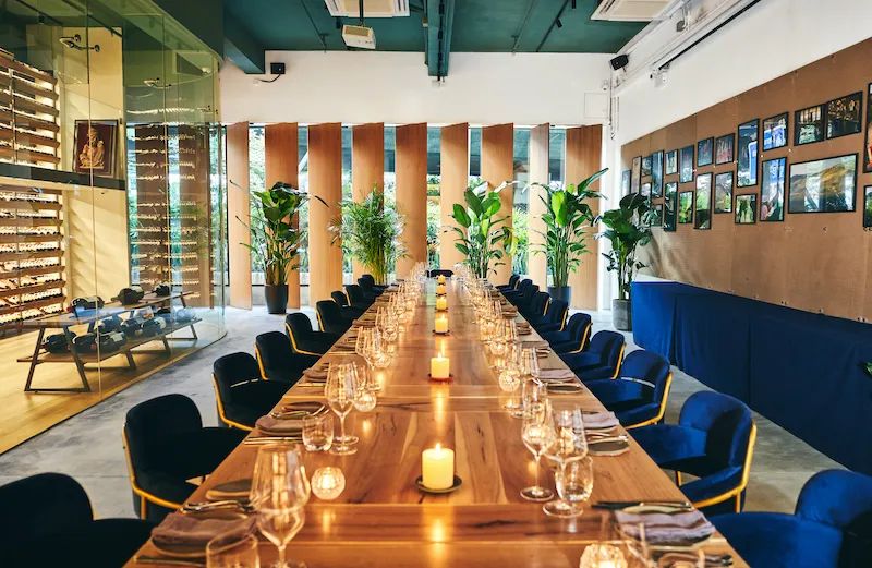 平平无奇一张合照，里面这个竟然价值百万！