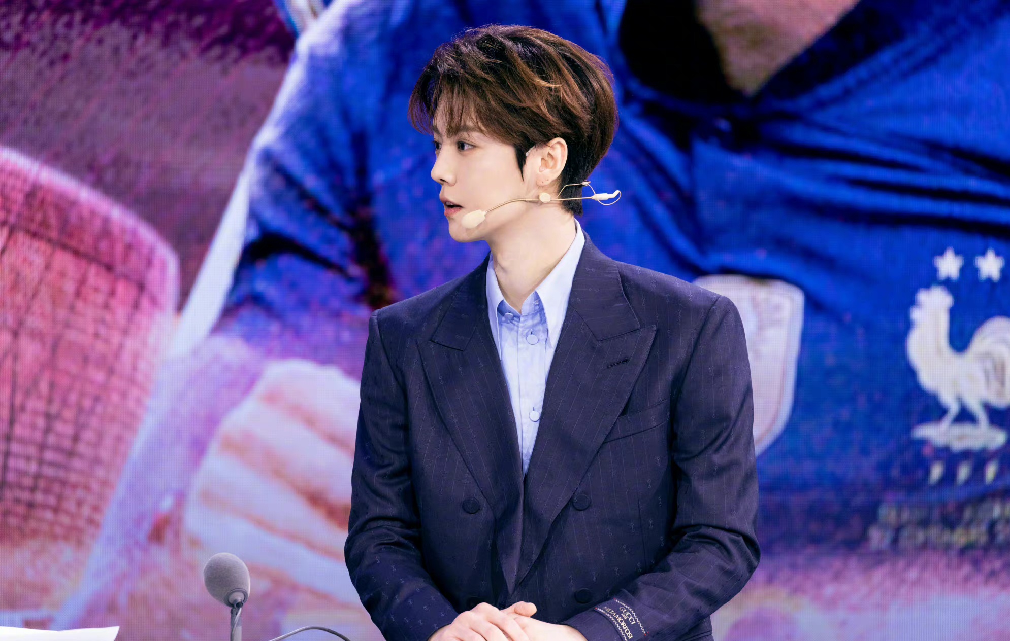 鹿晗蓝色西装世界杯,鹿晗穿西装解说世界杯