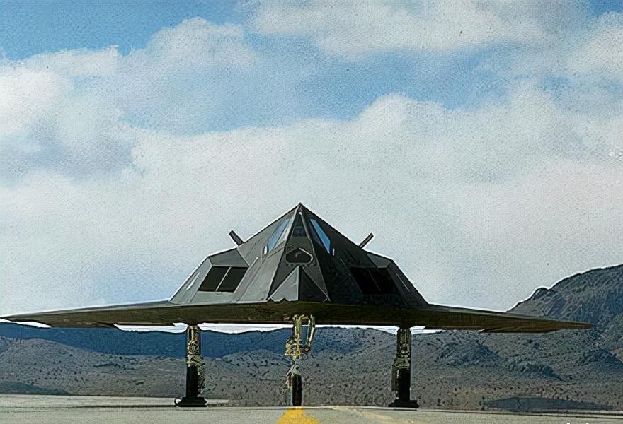 f-117夜鹰隐身战机首秀,美国f-117夜鹰