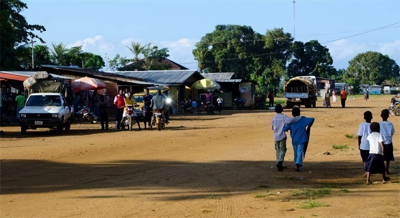 没见过这么穷的国家，买双拖鞋还要分期，一下雨半个国家都瘫痪