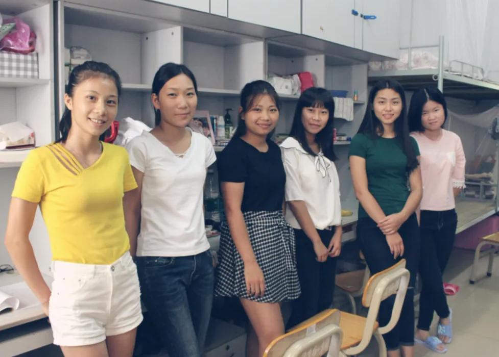 大学女生将用过的卫生巾贴满床，气味很“上头”，室友却忍气吞声