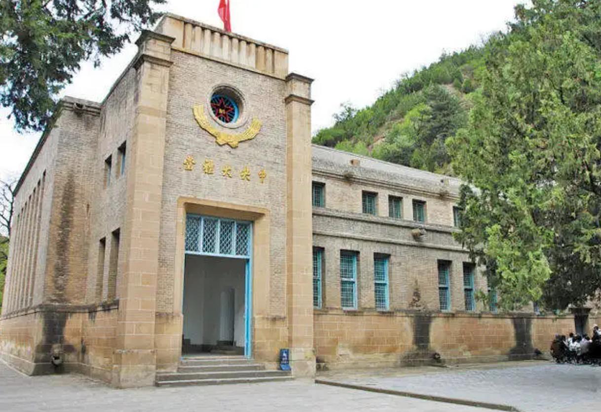 人民大会堂名字为何是后改的？它原先叫什么？毛主席亲自改名