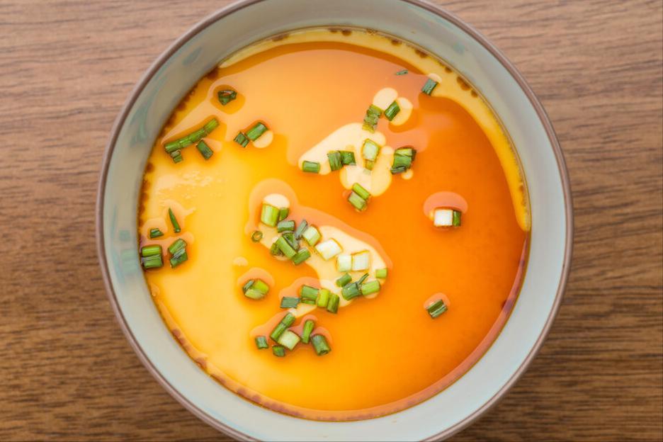 蒸鸡蛋羹又滑又嫩放热水还是凉水,蒸鸡蛋羹切记别只用清水