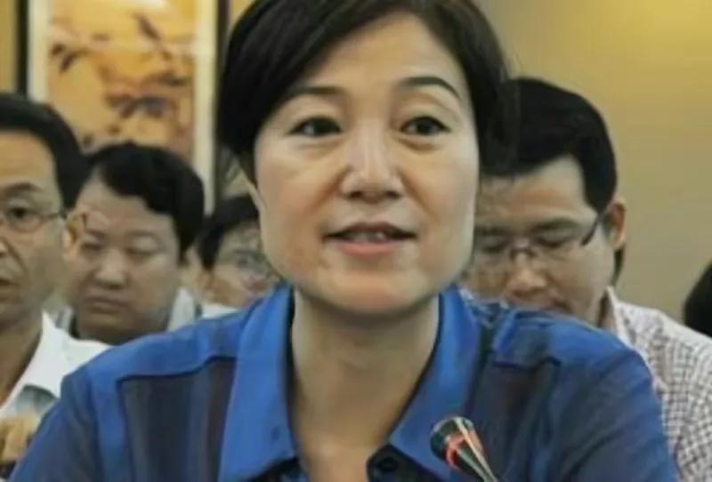 女贪官爱玩男下属,其行为真龌龊下贱。