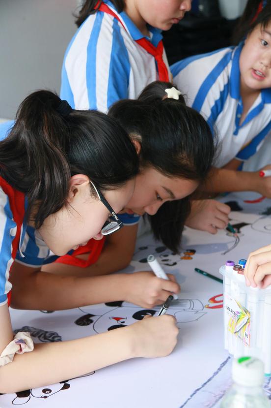 和蓉宝共迎大运!成都龙泉驿区灵龙小学非遗烙画绘大运