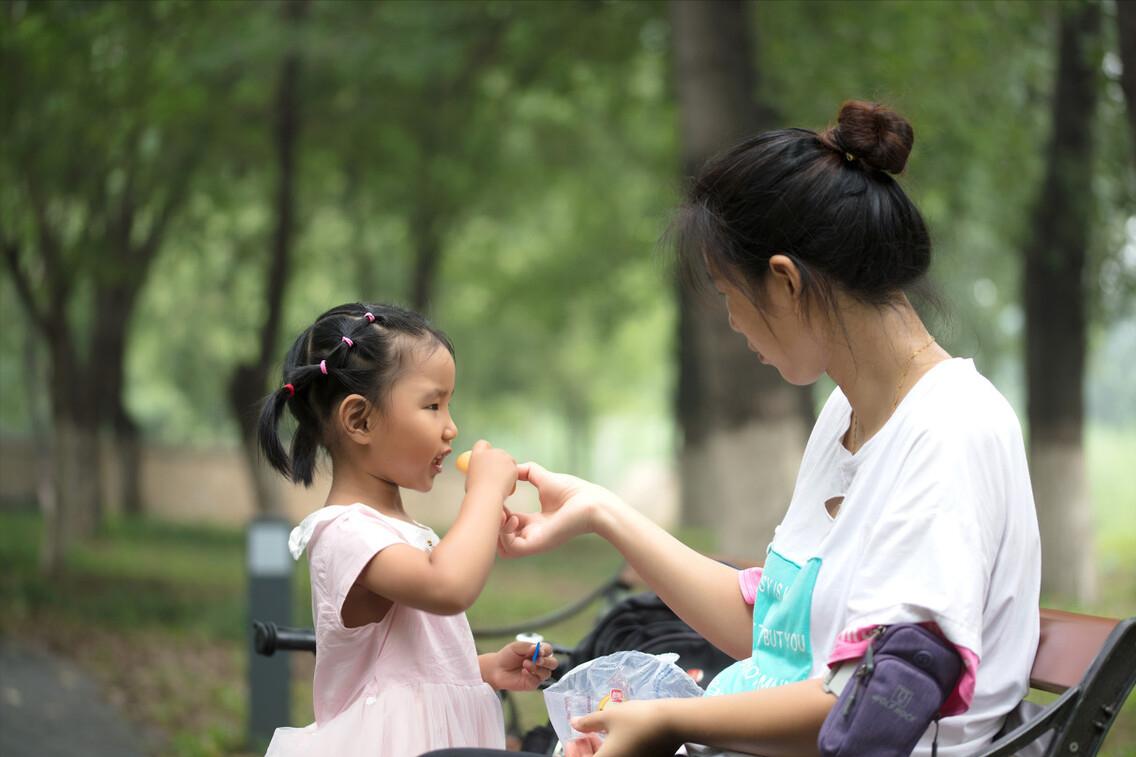零食放桌上随便吃，孩子却不乱吃，就因为我立了个“规矩”