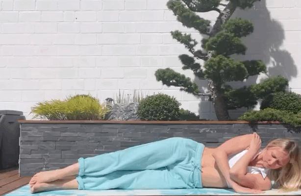 锻炼肩背最有效的动作靠墙,打造完美肩背线条的5个动作动图