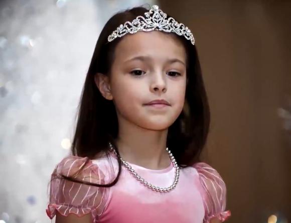 莎莎回家乡，人人都爱银牌！K宝收巨大花篮，千金童年萌照曝光